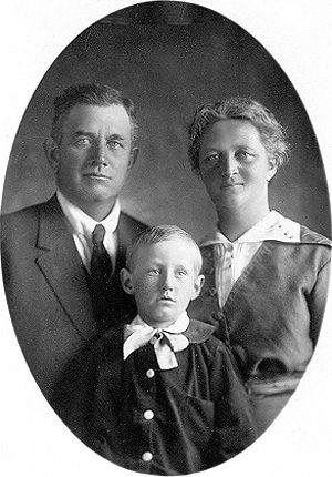 Albert and Elizabeth Leistiko with Otto's son Krist.