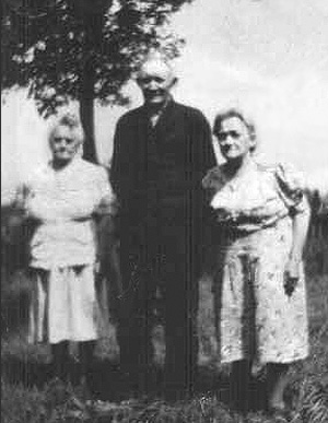 Samuel and Ellen Hogg, with Ellen's sister Minnie.